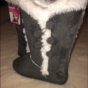 New with tag, fuzzy five button boot